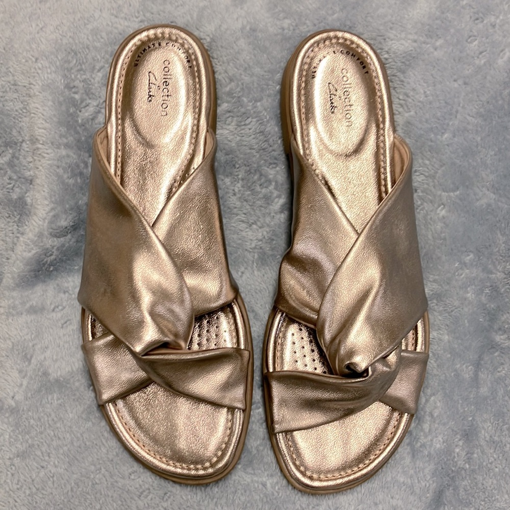 Women’s Clark Reyna Twist Metallic Sandal.